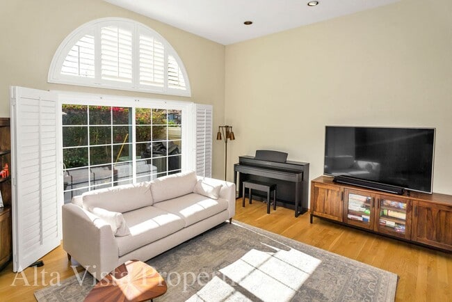Building Photo - Beautiful Dual Master bedroom Townhome in ...