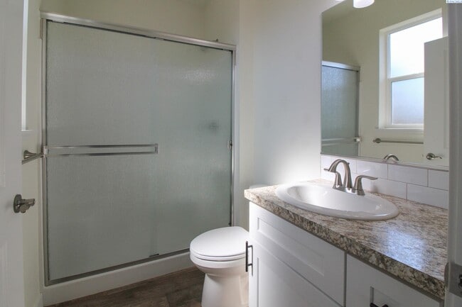 Building Photo - 3 Bed/2.5 Bath Townhouse in Kennewick