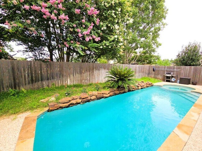 Building Photo - 16514 Bluff Springs Dr