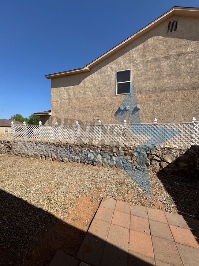 Building Photo - 4 Bed House with converted garage!