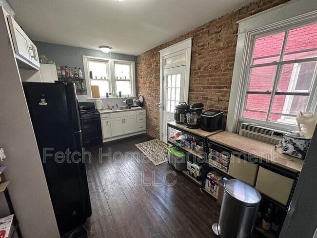 Building Photo - 625 E Madison St