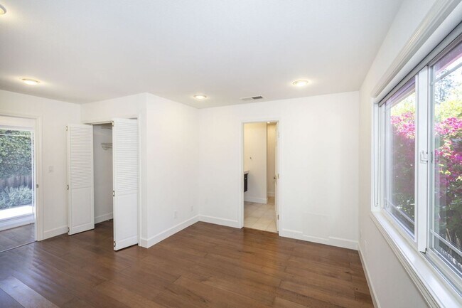 Building Photo - Beautifully Remodeled 4 Bed, 3 Bath Home w...