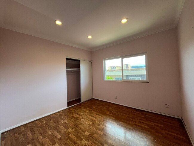 Building Photo - Encino 2+2 w/pool + spa, parking + extra storage!