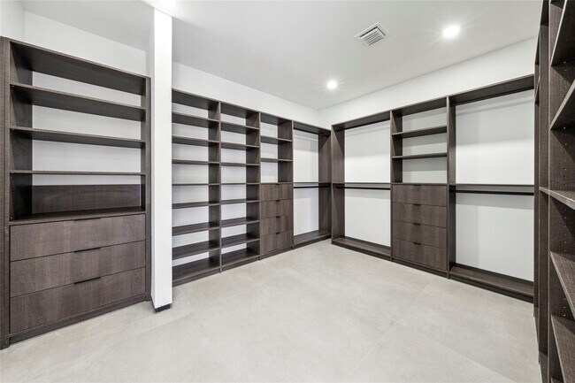 Building Photo - 3320 NE 17th St