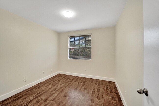 Building Photo - 949 Jade Ct
