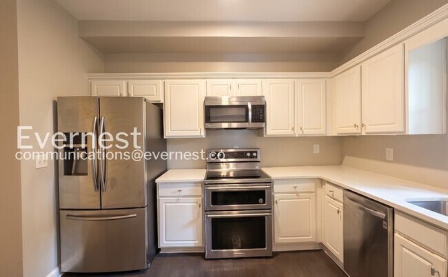 Building Photo - 3 Bed/2.5 Bath Home with Off-Street Parking / Pet-Friendly / Available Now!