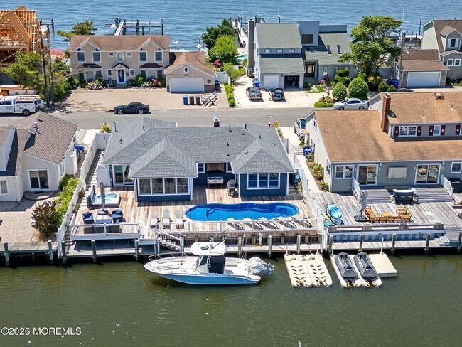 Building Photo - 347 Bay Ln