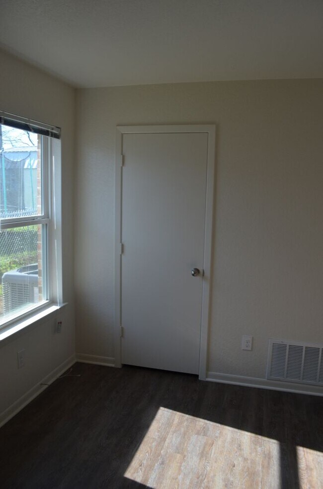 Building Photo - 400 Elbert Ln