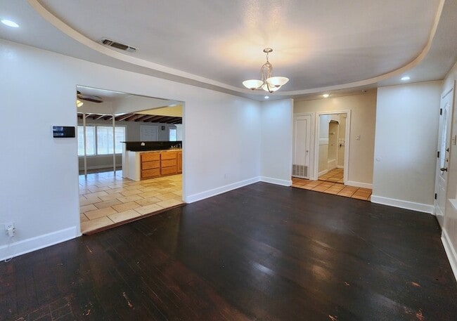 Building Photo - 504 Holmsley Ave