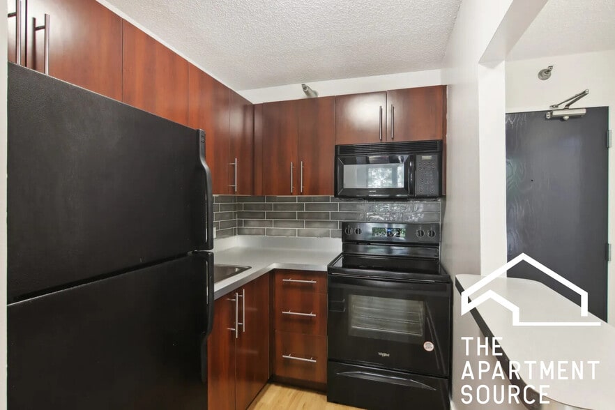 Building Photo - 1000 N La Salle Dr