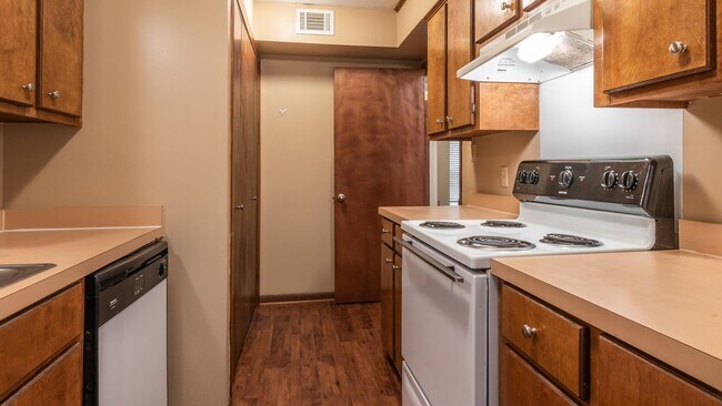 Building Photo - Woodshire Duplexes & Townhomes