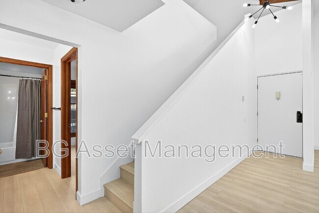 Building Photo - 2079 Ascot Dr