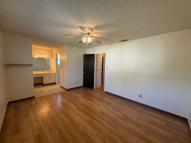 Building Photo - 3 bed 2 bath home available now!
