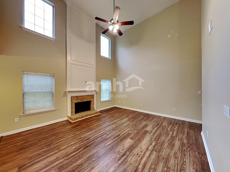 Building Photo - 1364 Lamont Dr SW