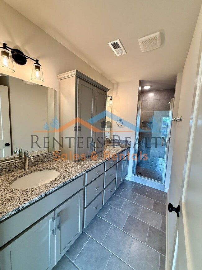 Building Photo - Modern Luxury Townhouse in the Heart of Huntsville