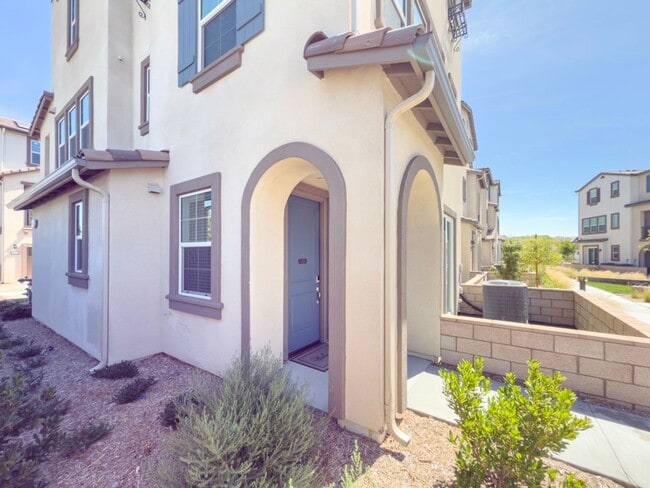 Building Photo - ~ AVAILABLE NOW ~ New Construction Home for Rent in the NEW Heirloom Farms Community in Temecula!