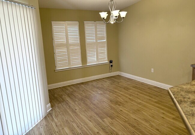 Building Photo - "Charming 4-Bed home in Navarre!"