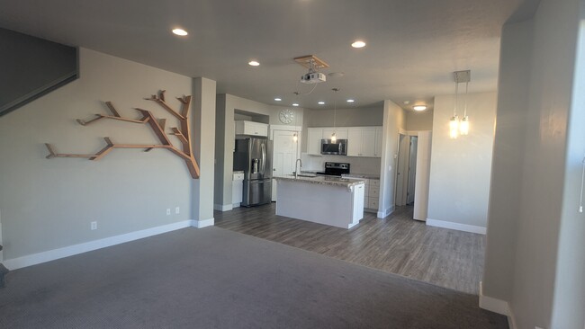 Great room (kitchen from living) - 315 E Oak Hollow Dr