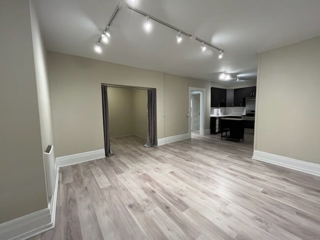 Building Photo - Spacious First Hill condo in the historic ...
