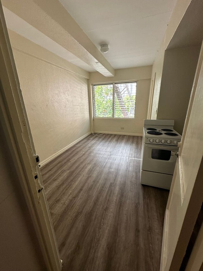 Building Photo - STUDIO IN THE HEART OF WAIKIKI!!!