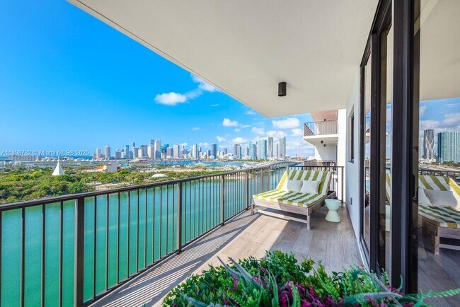 Building Photo - 1000 Venetian Way