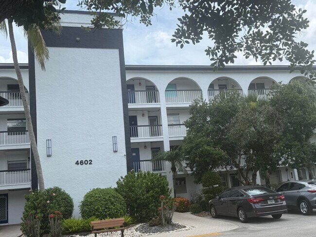 Building Photo - 4602 Martinique Way
