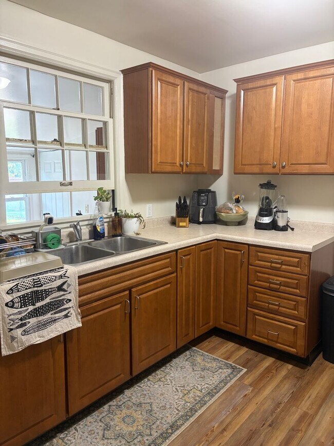 Building Photo - Bellevue Home For Rent!