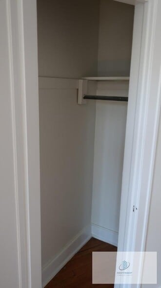 Building Photo - 5037 W Montrose Ave