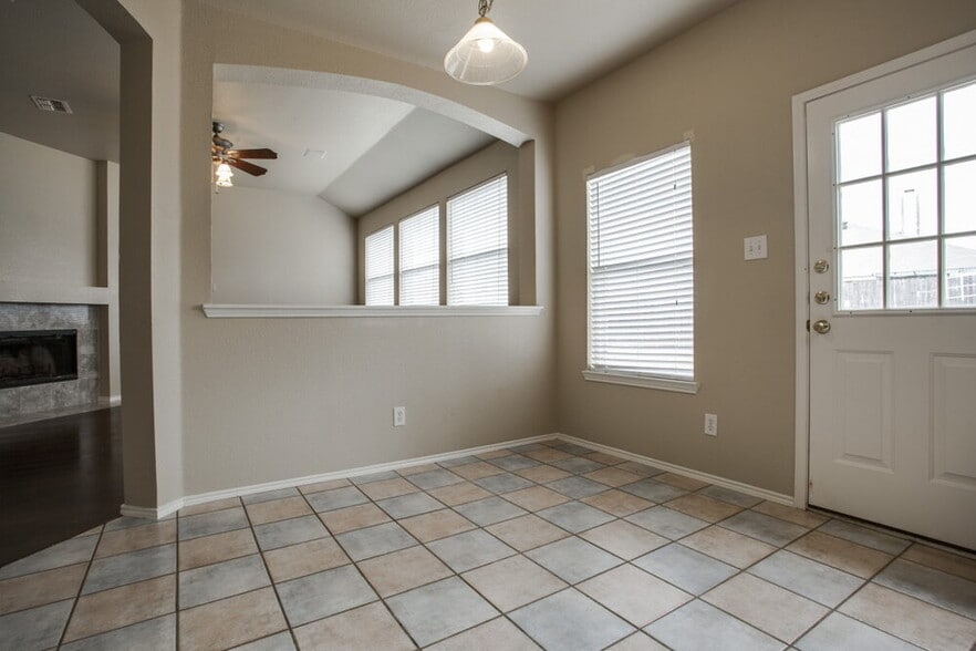 Building Photo - 2713 Meadowview Dr