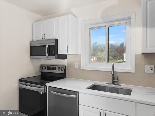 Building Photo - 10100 Le Fevre Dr