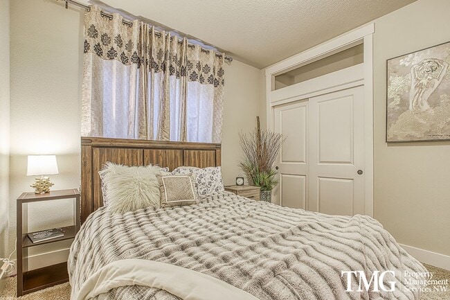 Building Photo - Spacious 4 BD Home with Private Backyard & Community Amenities!