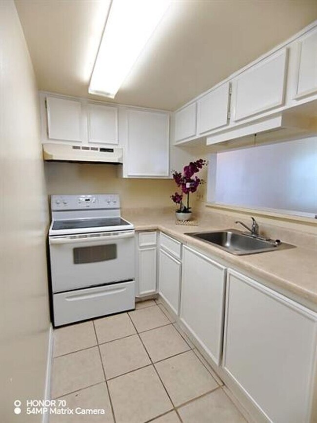 Building Photo - Rent to Own - Waterside Community Condo – Steps from Scenic Hillsborough River