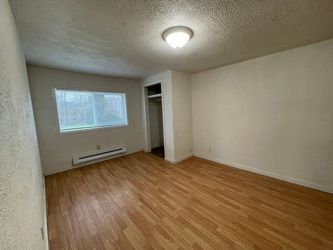 Building Photo - 2 Bedroom Downstairs Apartment in Winston