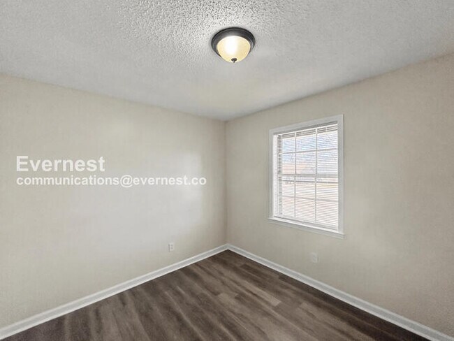 Building Photo - 3 Bed/2 Bath Home with Carport / Pet-Friendly / Available Now!