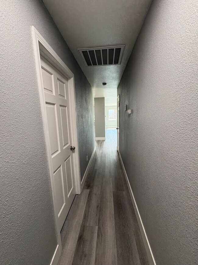 Building Photo - Solar equipped Lemoore home Available Now!