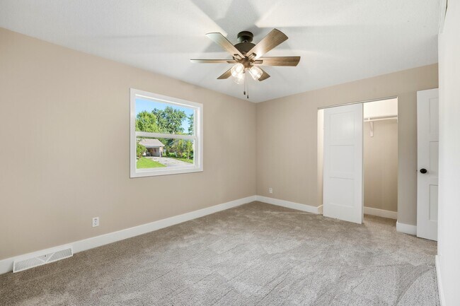 Building Photo - 1104 Falcon Dr