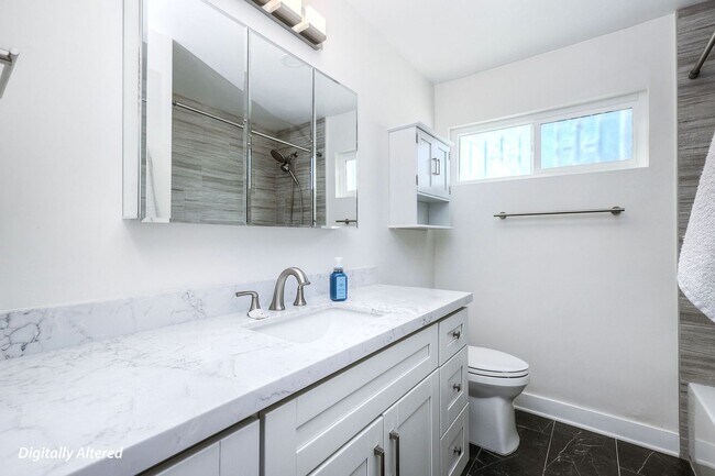 Building Photo - Updated 2-bedroom 2-bath condo in North Park!