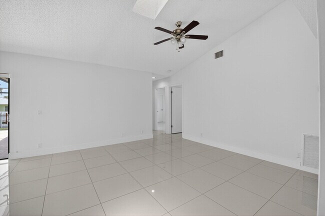 Building Photo - 488 NW 13th St