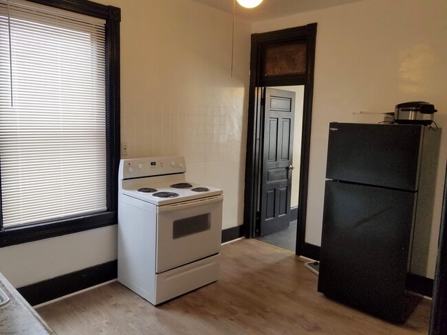 Building Photo - Private room for rent in an all-female sha...