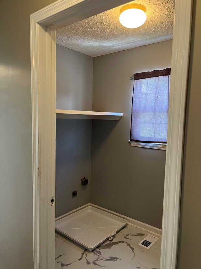 Building Photo - "Spacious 3-Bedroom Townhouse Retreat with Fireplace & Hardwood Floors in Antioch!"