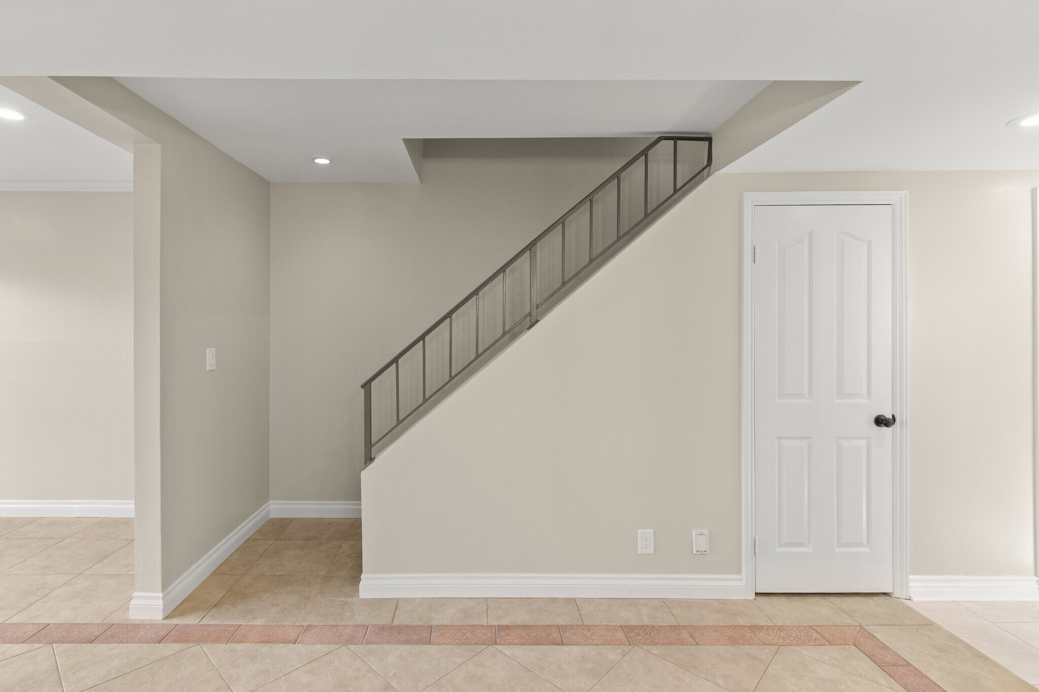 Building Photo - 321 W Dryden St