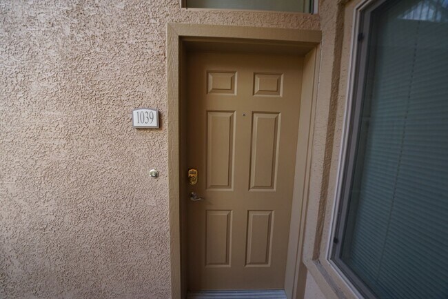 Building Photo - SHOWINGS AVAILABLE NOW