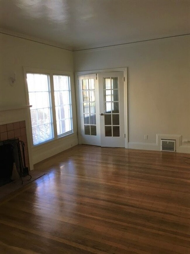 Building Photo - Spacious Once Bedroom, Newly Remodeled, Ne...