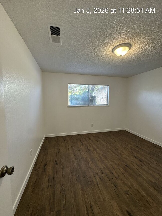 Building Photo - 2710