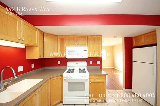 Building Photo - Townhome Available in Chubbuck! Visit rent...