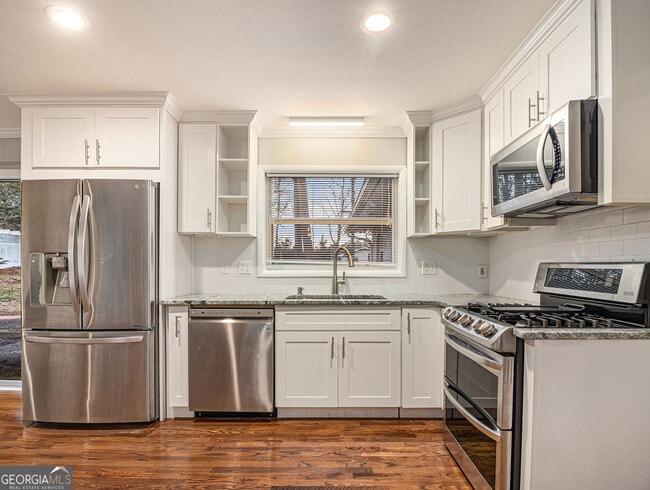 Building Photo - 3590 Cloudland Dr