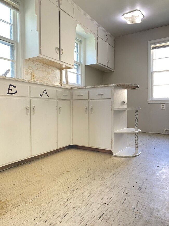 Building Photo - Cozy 4 bed 1.5 bath with a detached garage