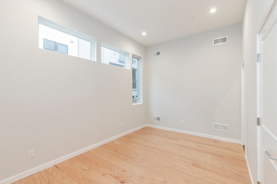 Building Photo - 757 N Uber St