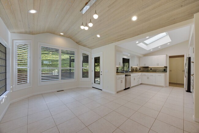 Building Photo - 9168 Eastside Rd