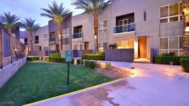 Building Photo - 4565 Dean Martin Dr